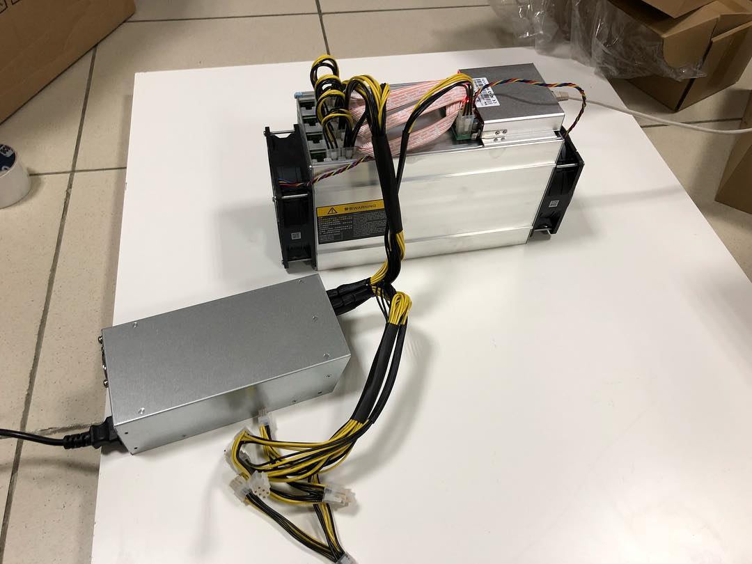  Bitmain Antminer S9 14 Th/s Included Power Supply